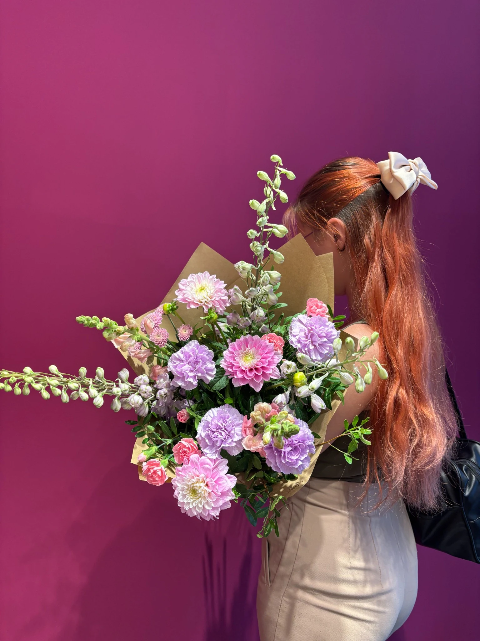 Floristka s květinami u vody