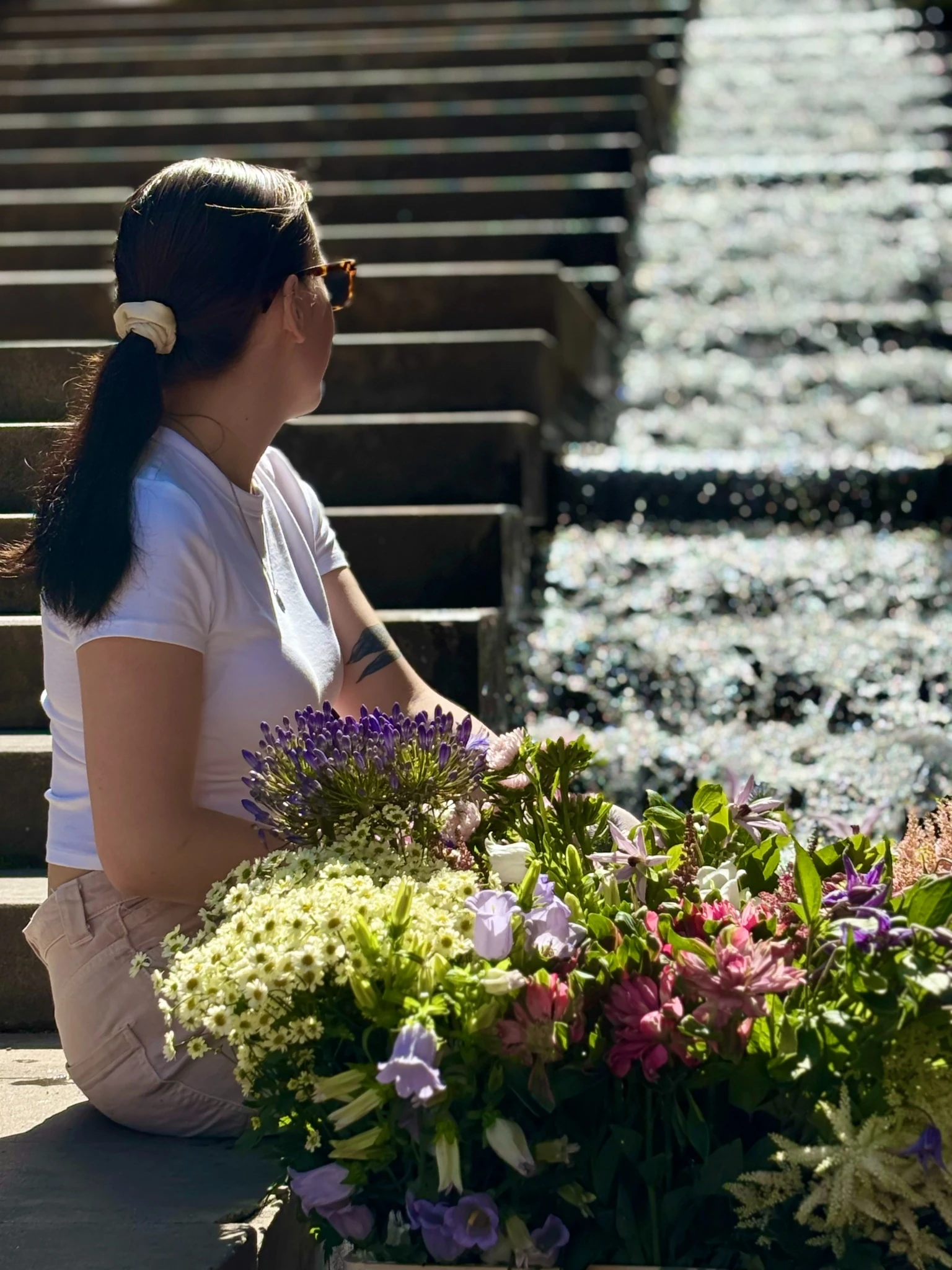 Floristka s květinami u vody
